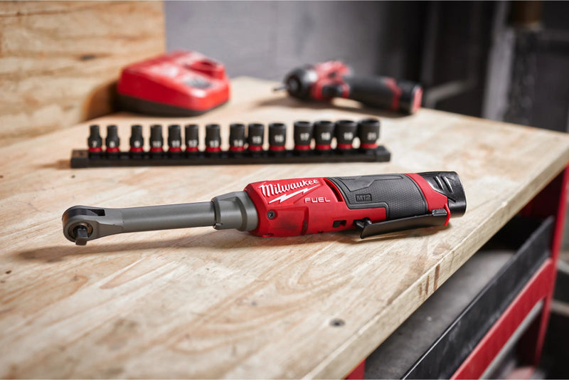 M12 FUEL™ ⅜″ nagy sebességű racsnis csavarkulcs meghosszabbított hajtószárral (MILWAUKEE 4933480791)
