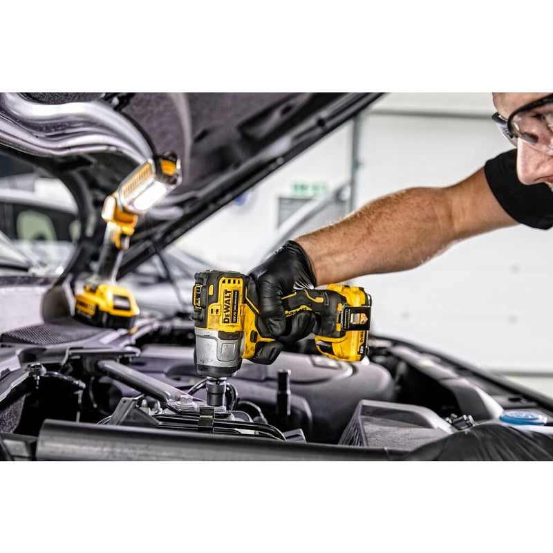 12V/2x2.0Ah Akkus, Kefementes 3/8"-os Ütvecsavarozógép, koffer (DeWALT DCF902D2-QW)