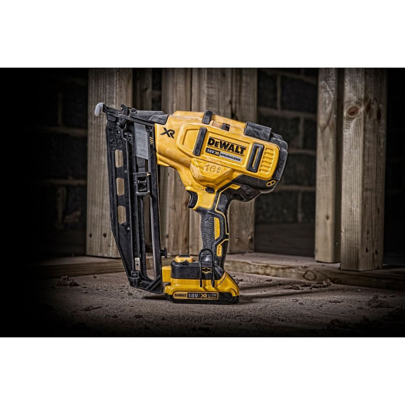 18V/2x2.0Ah Akkumulátoros XR Li-Ion 16GA kefe nélküli szögbelövő készlet (DeWALT DCN660D2-QW)