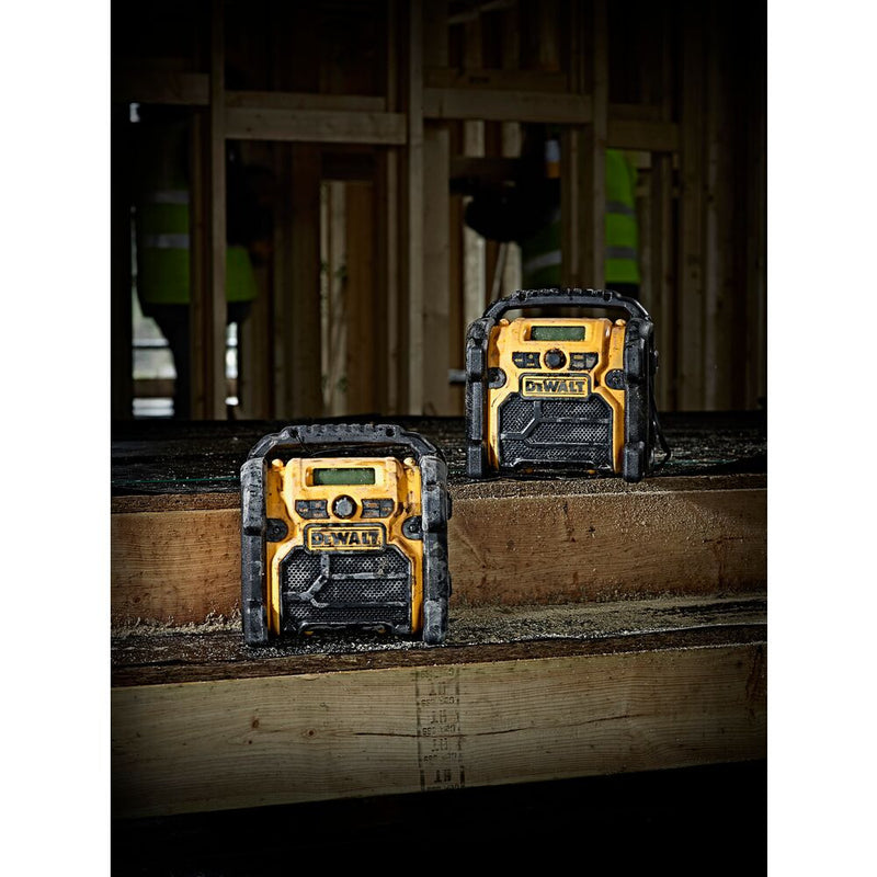 10.8-18V FM/AM kompakt XR rádió, hálózati/akku (akku nélkül) (DeWALT DCR019-QW)