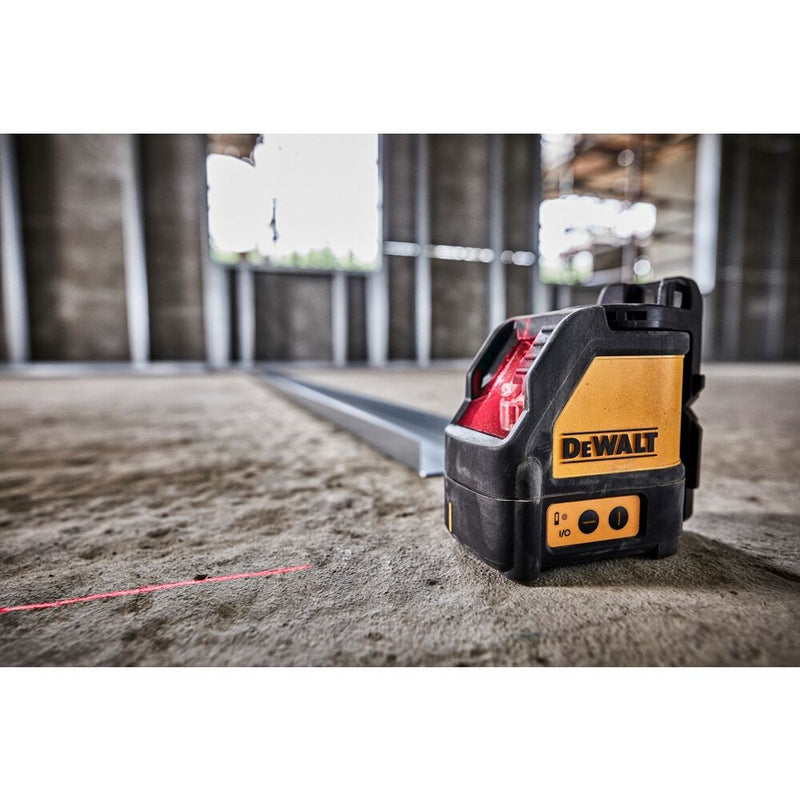 Keresztszálas önbeálló vonallézer piros, kofferben (DeWALT DW088K-XJ)