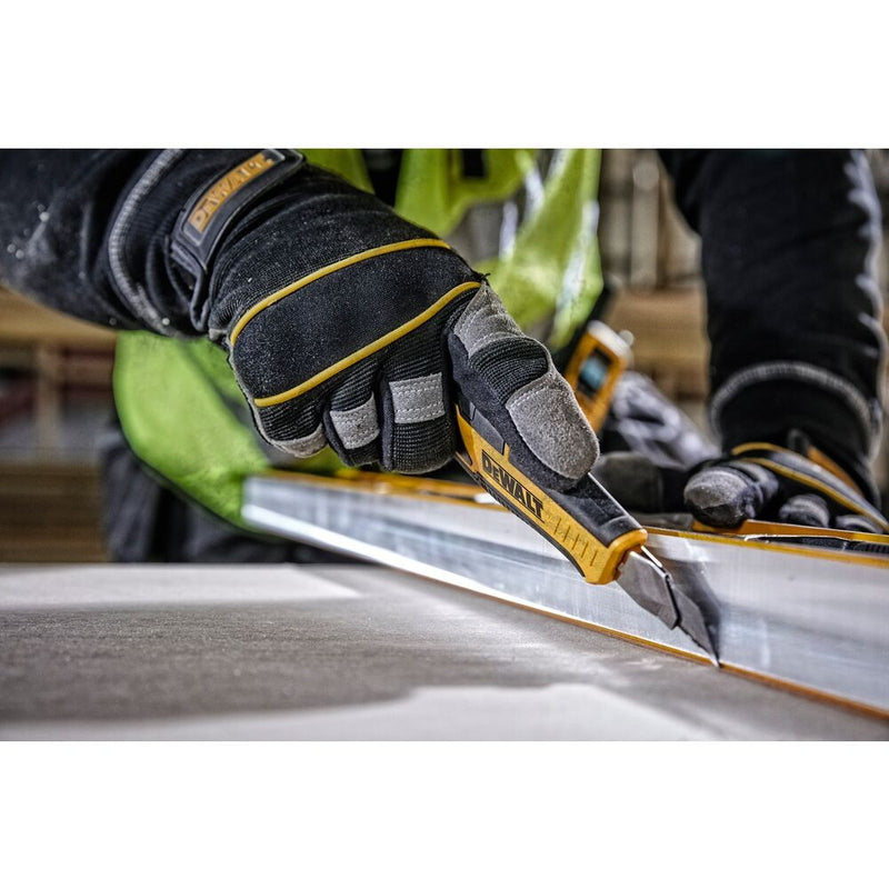 Tördelhető pengéjű műanyag csavaros kés (DeWALT DWHT10332-0)