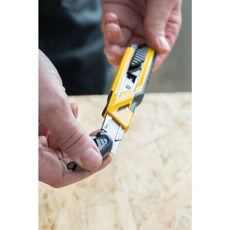 Snap-off blade knife with metal guide 18mm (STANLEY STHT10266-1)