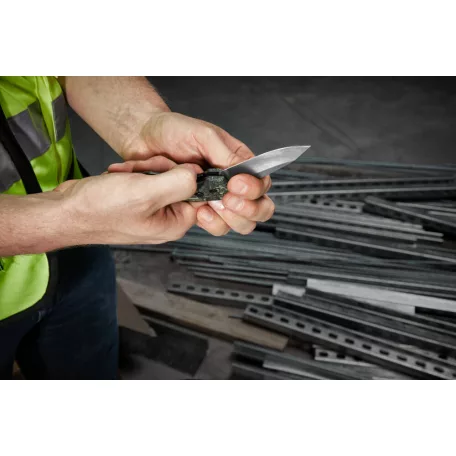 Összecsukható kés sima élű, terepmintás (MILWAUKEE 4932492375) 