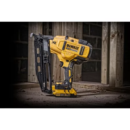 18V/2x2.0Ah Akkumulátoros XR Li-Ion 16GA kefe nélküli szögbelövő készlet (DeWALT DCN660D2-QW) 