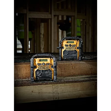 10.8-18V FM/AM kompakt XR rádió, hálózati/akku (akku nélkül) (DeWALT DCR019-QW)