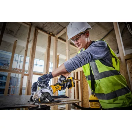18V, 1x1,7 Ah Kézi körfűrész 115 mm TSTAK kofferben (DeWALT DCS571E1T-XJ) 