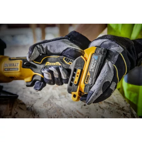 18V, 1x1,7 Ah Kézi körfűrész 115 mm TSTAK kofferben (DeWALT DCS571E1T-XJ) 