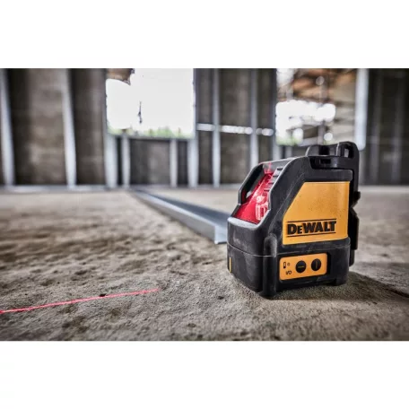 Keresztszálas önbeálló vonallézer piros, kofferben (DeWALT DW088K-XJ) 