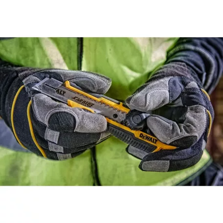 Tördelhető pengéjű műanyag csavaros kés (DeWALT DWHT10332-0)